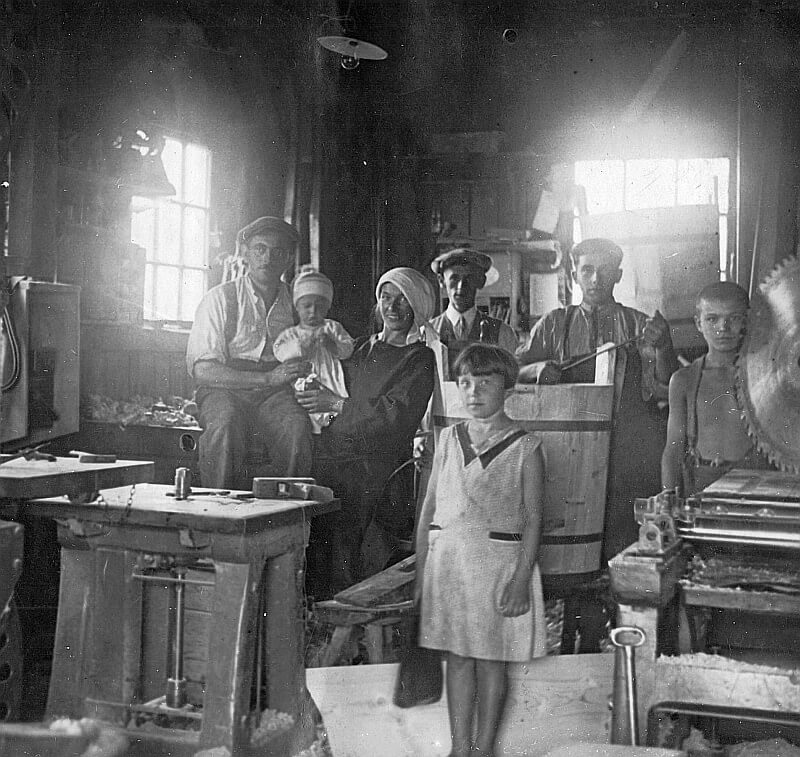 S manželkou a synem v dílně